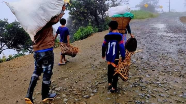 စစ်ဘေးရှောင်ဒေသခံများအားတွေ့ရစဥ်၊ ဓာတ်ပုံ - The Chin Journal