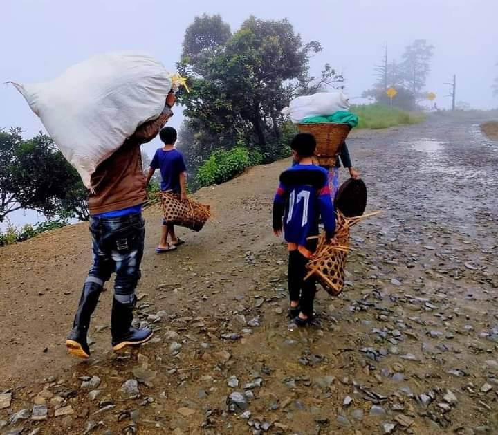စစ်ဘေးရှောင်ဒေသခံများအားတွေ့ရစဥ်၊ ဓာတ်ပုံ - The Chin Journal