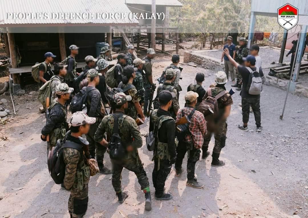 ကလေး PDFမှ ရဲဘော်များအား တွေ့ရစဥ်၊ ဓာတ်ပုံ - ကလေး PDF