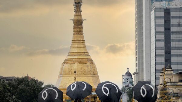 (ယနေ့ကျရောက်သော ရှစ်လေးလုံးအရေးတော်ပုံ (၃၄)နှစ်မြောက် အထိမ်းအမှတ်အနေဖြင့် ရန်ကုန်မြို့​၏ အထင်ကရနေရာများဖြစ်သော နေရာများတွင် '၈' လေးလုံးရေးဆွဲထားသော ထီးများဖြင့် ရန်ကုန်လူထုသပိတ်မှ စစ်အာဏာရှင် ဆန့်ကျင်ရေးလှုပ်ရှားမှုပြုလုပ်ခဲ့ကြသည်။ဓာတ်ပုံ - ရန်ကုန်လူထုသပိတ်)