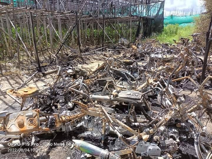 အကြမ်းဖက်စစ်တပ်က ရဟတ်ယာဥ်ဖြင့် ပစ်ခတ်ခဲ့၍ စာသင်ကျောင်း အဆောက်အအုံ၌ တွေ့ရသည့် ကျည်ရာများနှင့် ပြိုကျပျက်စီးနေသည်ကို တွေ့ရစဥ်။ ဓာတ်ပုံ-ကိုနွေဦး-မြောင်