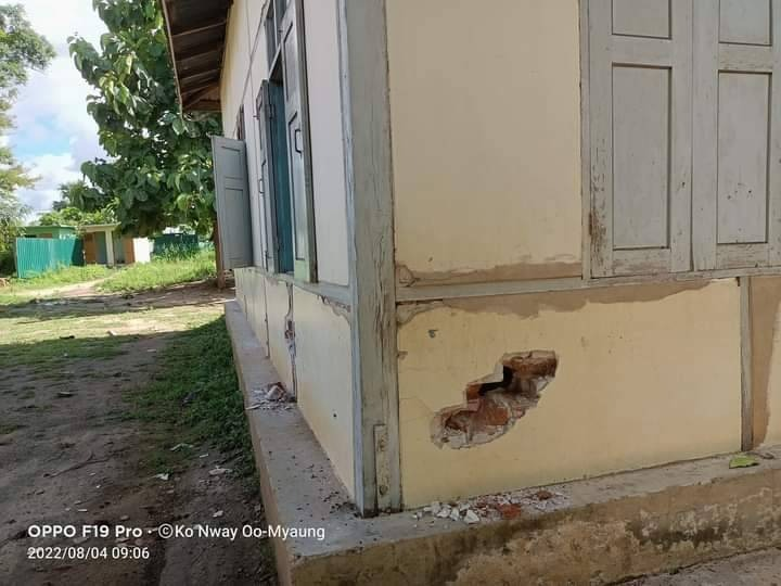 အကြမ်းဖက်စစ်တပ်က ရဟတ်ယာဥ်ဖြင့် ပစ်ခတ်ခဲ့၍ စာသင်ကျောင်း အဆောက်အအုံ၌ တွေ့ရသည့် ကျည်ရာများနှင့် ပြိုကျပျက်စီးနေသည်ကို တွေ့ရစဥ်။ ဓာတ်ပုံ-ကိုနွေဦး-မြောင်