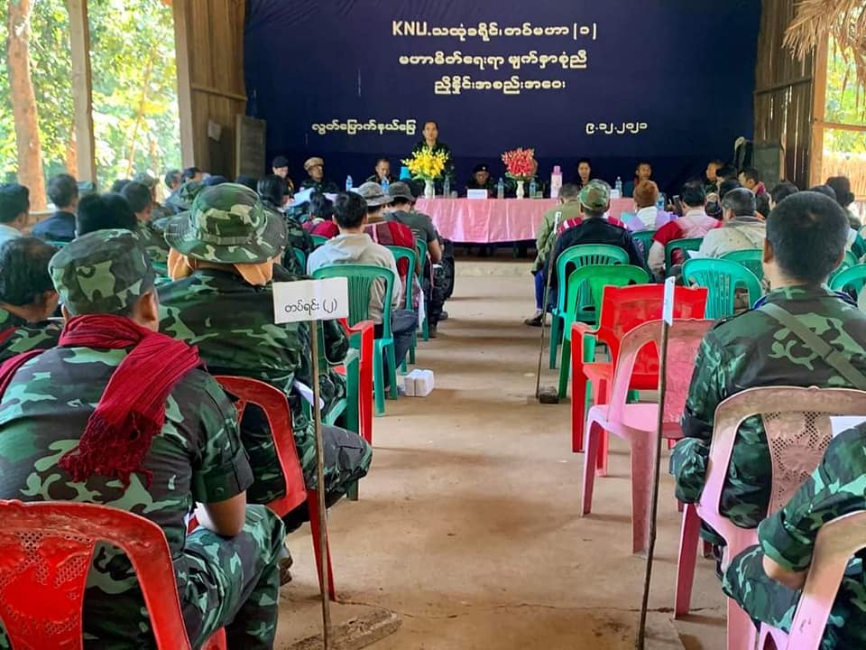 (KNUတပ်မဟာ မိတ်ဖက်ရေးရာကြီးကြပ်ကွပ်ကဲမှု ကော်မတီ၏ ၂၀၂၁ နှစ်ကုန်ပိုင်းကပြုလုပ်သော အစည်းအဝေးတစ်ခု။ ။ဓါတ်ပုံ-မိတ်ဖက်ရေးရာကြီးကြပ်ကွပ်ကဲမှု ကော်မတီ)