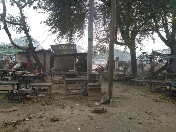 တင်းတိမ်ရံကျေးရွာနှင့်စျေးအား မီးရှို့ဖျက်ဆီးခံရပြီးနောက် တွေ့ရစဥ်။ ဓာတ်ပုံ - နယ်ခံအဖွဲ့များ