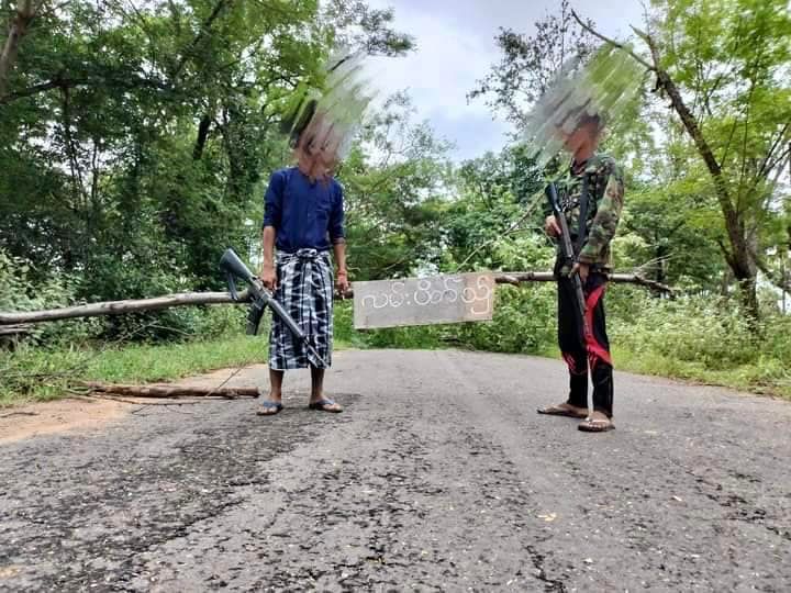 (မြိုင် - ပခုက္ကူလမ်းအား လမ်းပိတ်ထားစဥ်၊ဓာတ်ပုံ-မြိုင် ပ.က.ဖ)