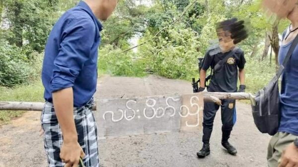 (မြိုင် - ပခုက္ကူလမ်းအား လမ်းပိတ်ထားစဥ်၊ဓာတ်ပုံ-မြိုင် ပ.က.ဖ)