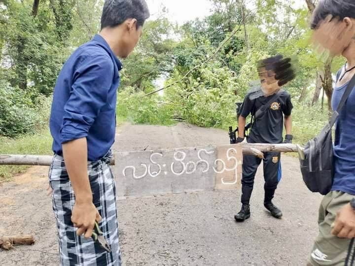 (မြိုင် - ပခုက္ကူလမ်းအား လမ်းပိတ်ထားစဥ်၊ဓာတ်ပုံ-မြိုင် ပ.က.ဖ)