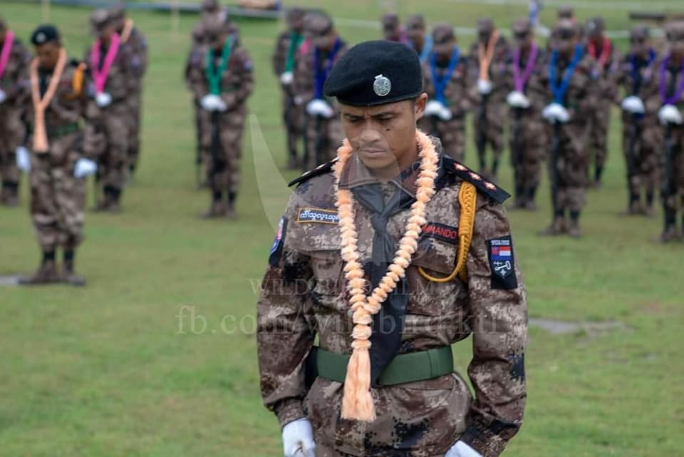 (ဩဂုတ် ၁၂ရက်က ကျင်းပခဲ့သည့် KNLA တပ်မဟာ (၅) ၏ကရင့်အာဇာနည်နေ့ အခမ်းအနားအားတွင် KNLA ဒုတိယစစ်ဦးစီးချုပ်အပါအဝင် တပ်ဖွဲ့ဝင်များက ကော်သူးလေတပ်မတော်ရင်ဘတ်တံဆိပ်စတင်တပ်ဆင်ခဲ့ကြသည်။ဓာတ်ပုံ - Wild Bird)