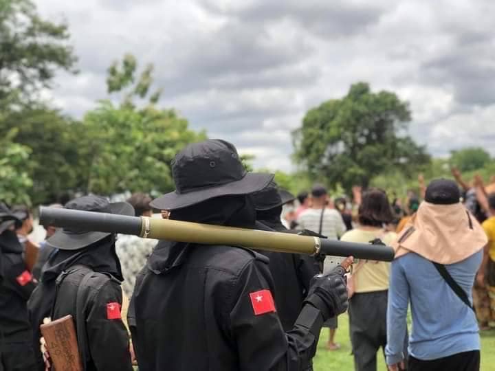 (အရာတော် လူထုသပိတ်များကို လုံခြုံရေးပေးနေသည့် ပြည်သူ့ကာကွယ်ရေးရဲဘော်များအား တွေ့ရစဉ်)