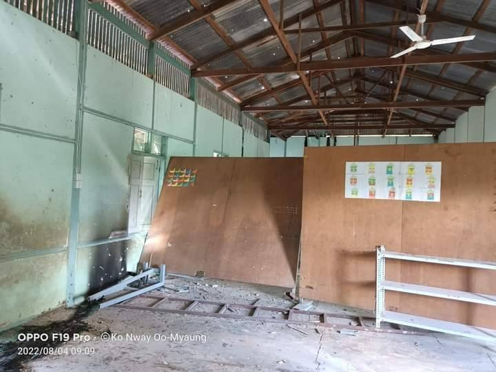 အကြမ်းဖက်စစ်တပ်က ရဟတ်ယာဥ်ဖြင့် ပစ်ခတ်ခဲ့၍ စာသင်ကျောင်း အဆောက်အအုံ၌ တွေ့ရသည့် ကျည်ရာများနှင့် ပြိုကျပျက်စီးနေသည်ကို တွေ့ရစဥ်။ ဓာတ်ပုံ-ကိုနွေဦး-မြောင်
