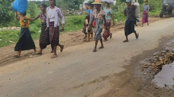 (ထွက်ပြေးတိမ်းရှောင်နေရသော ပြည်သူများအား တွေ့ရစဥ်၊ ဓာတ်ပုံ- ဒီပဲယင်းမြို့နယ်ပြည်သူ့အုပ်ချုပ်ရေးအဖွဲ့)