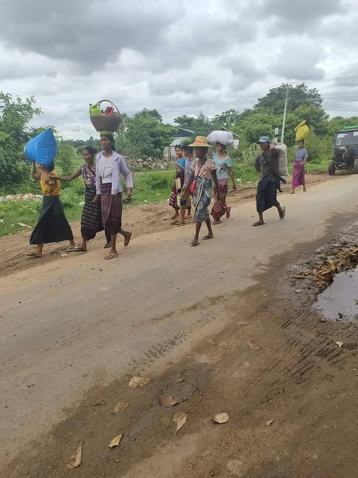 (ထွက်ပြေးတိမ်းရှောင်နေရသော ပြည်သူများအား တွေ့ရစဥ်၊ ဓာတ်ပုံ- ဒီပဲယင်းမြို့နယ်ပြည်သူ့အုပ်ချုပ်ရေးအဖွဲ့)