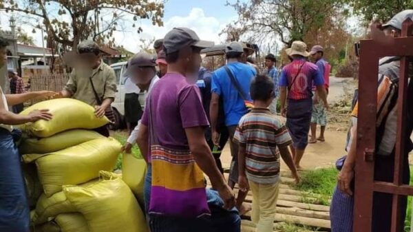 (စစ်​ဘေး​ရှောင်ပြည်သူများကိုခင်ဦးနယ်ဒေသခံကာကွယ်ရေး မဟာမိတ် အင်အားစုက လှူဒါန်းပေးနေစဥ်။။ဓါတ်ပုံ-KURDAF)