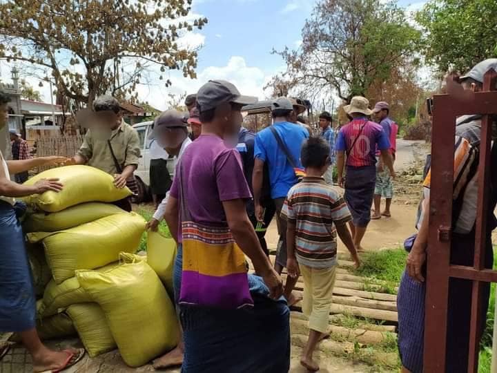 (စစ်​ဘေး​ရှောင်ပြည်သူများကိုခင်ဦးနယ်ဒေသခံကာကွယ်ရေး မဟာမိတ် အင်အားစုက လှူဒါန်းပေးနေစဥ်။။ဓါတ်ပုံ-KURDAF)