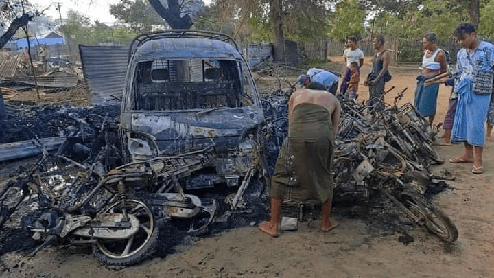 ဒီပဲယင်းမြို့နယ်၊ ကိုင်းကံရွာ မီးရှို့ဖျက်ဆီးခံရပြီးနောက် တွေ့ရစဥ်။ ဓာတ်ပုံ- ပအဖ
