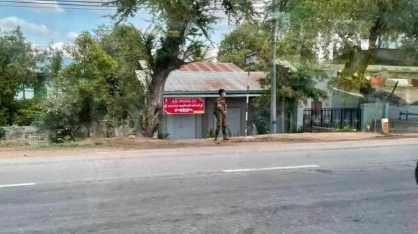 (ချောင်းဦးမြို့နယ်၊ မုံရွာ - မန္တလေးလမ်းဘေးတွင် ကင်းစောင့်နေသော စစ်ကောင်စီတပ်သားတစ်ဦးအား ယခင်လပိုင်းအတွင်းက တွေ့ရစဥ်။ဓာတ်ပုံ-CJ)