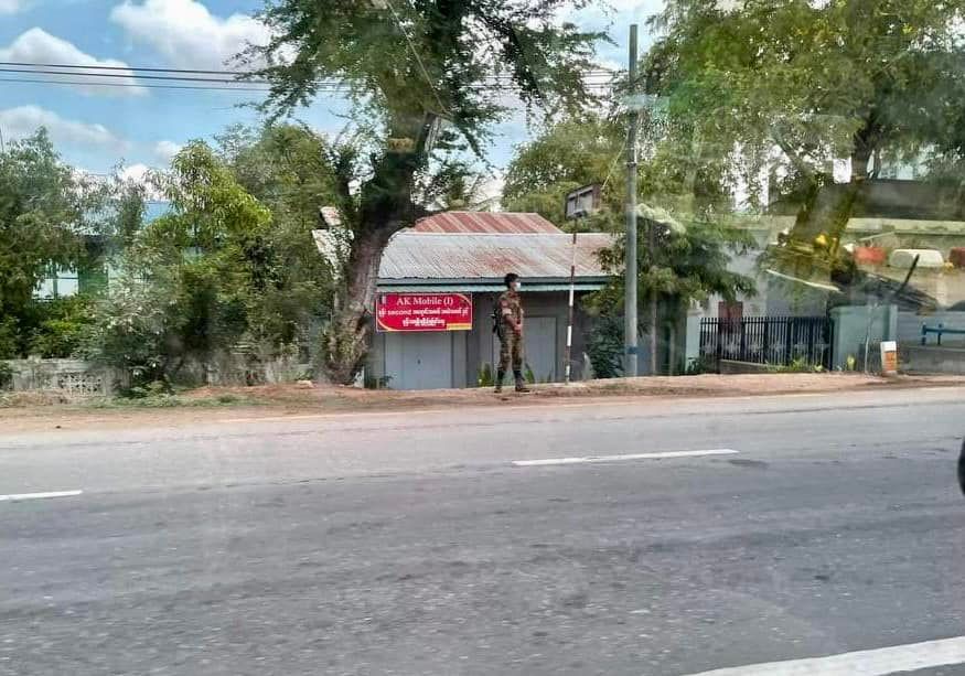(ချောင်းဦးမြို့နယ်၊ မုံရွာ - မန္တလေးလမ်းဘေးတွင် ကင်းစောင့်နေသော စစ်ကောင်စီတပ်သားတစ်ဦးအား ယခင်လပိုင်းအတွင်းက တွေ့ရစဥ်။ဓာတ်ပုံ-CJ)