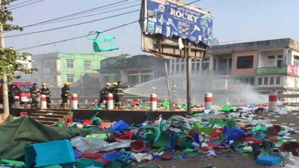 (၂၀၂၁ ဖေဖော်ဝါရီ၂၈ရက်က ပဲခူးမြို့၊ ပဲခူးမြစ်ကူးတံတားအနီး ငြိမ်းချမ်းစွာ ဆန္ဒပြသူများအား အာဏာသိမ်းစစ်ကောင်စီလက်ပါးစေများက အကြမ်းဖက် ဖြိုခွင်းနေစဥ်၊ ဓာတ်ပုံ - CJ)