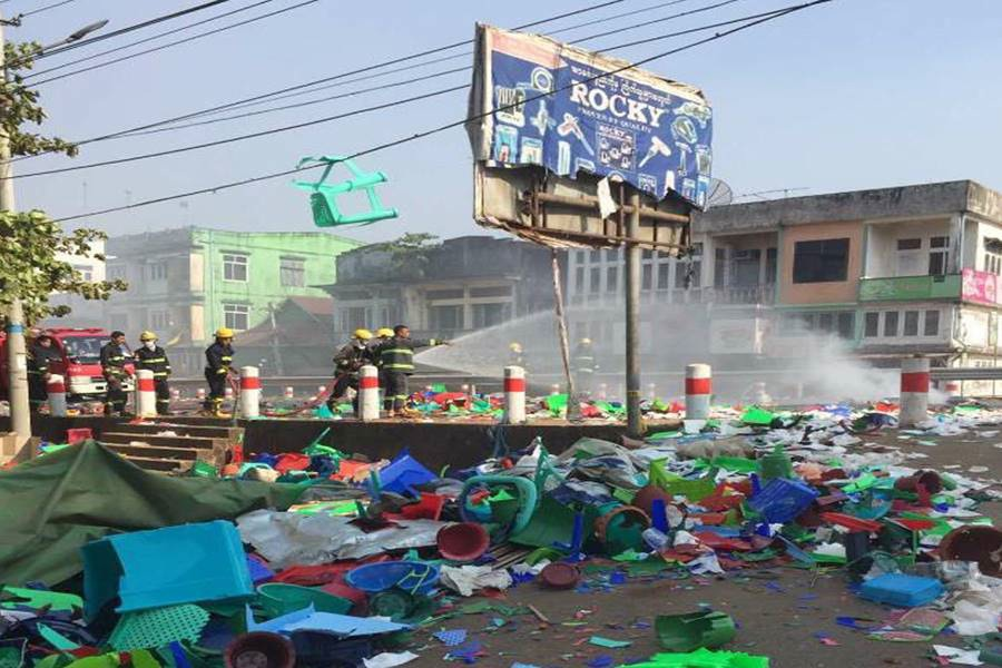 (၂၀၂၁ ဖေဖော်ဝါရီ၂၈ရက်က ပဲခူးမြို့၊ ပဲခူးမြစ်ကူးတံတားအနီး ငြိမ်းချမ်းစွာ ဆန္ဒပြသူများအား အာဏာသိမ်းစစ်ကောင်စီလက်ပါးစေများက အကြမ်းဖက် ဖြိုခွင်းနေစဥ်၊ ဓာတ်ပုံ - CJ)