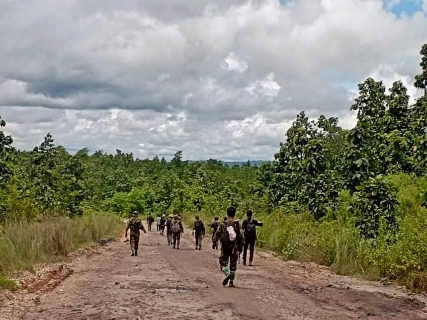 (တန့်ဆည်ပြည်သူ့ကာကွယ်ရေးတပ်မှ ရဲဘော်များအား တွေ့ရစဥ်)