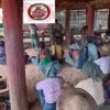 (စစ်ဘေးနှင့်မီးဘေးသင့်ပြည်သူများအား ပေါက် ပ.လ.ဖ အဖွဲ့က အလှူငွေပေးလှုနေစဥ်။ ။ဓါတ်ပုံ-ပေါက် ပ.လ.ဖ)