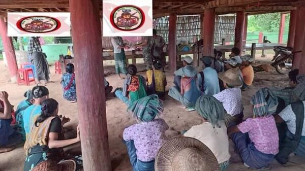 (စစ်ဘေးနှင့်မီးဘေးသင့်ပြည်သူများအား ပေါက် ပ.လ.ဖ အဖွဲ့က အလှူငွေပေးလှုနေစဥ်။ ။ဓါတ်ပုံ-ပေါက် ပ.လ.ဖ)
