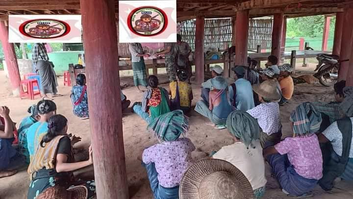 (စစ်ဘေးနှင့်မီးဘေးသင့်ပြည်သူများအား ပေါက် ပ.လ.ဖ အဖွဲ့က အလှူငွေပေးလှုနေစဥ်။ ။ဓါတ်ပုံ-ပေါက် ပ.လ.ဖ)