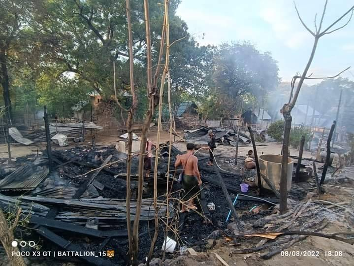 (ရွာသာရွာအား အကြမ်းဖက်စစ်တပ်က မီးရှို့ဖျက်ဆီးသွားပြီးနောက် တွေ့ရစဥ်။ ဓာတ်ပုံ-Tiger King)