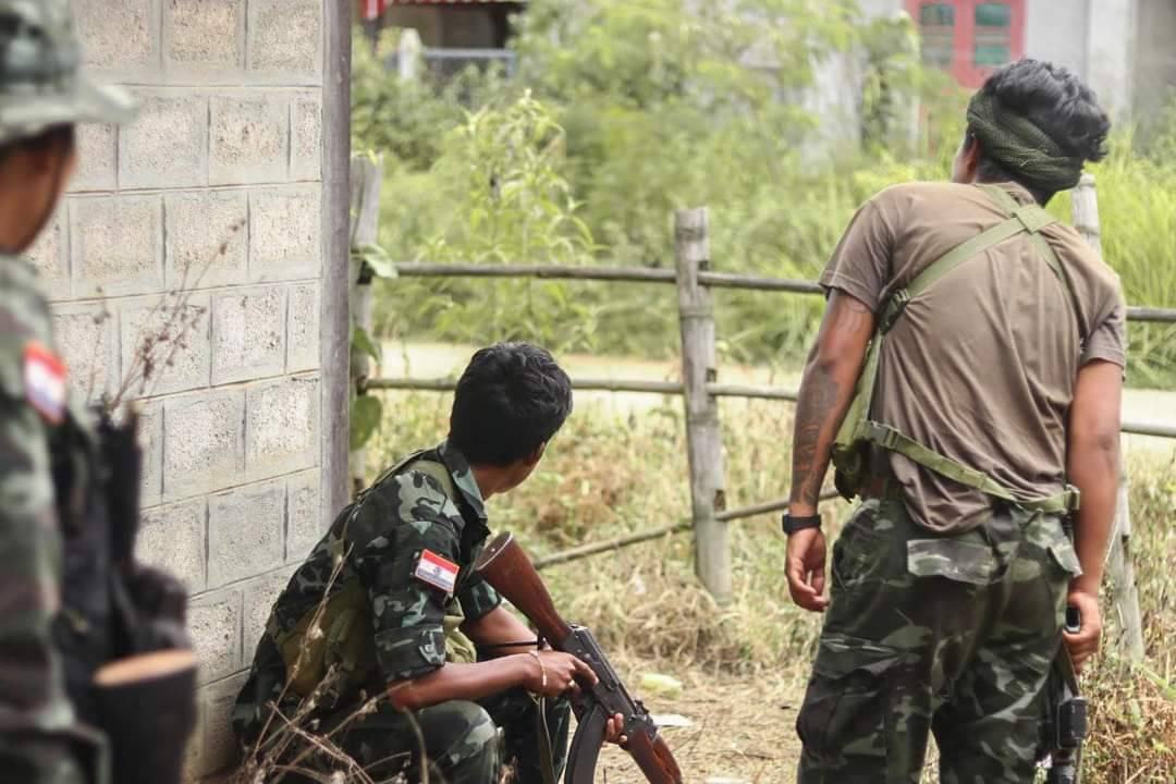 ရှေ့တန်းတစ်နေရာတွင်တွေ့ရသော KPDF ရဲဘော်များ၊ ဓာတ်ပုံ - KPDF
