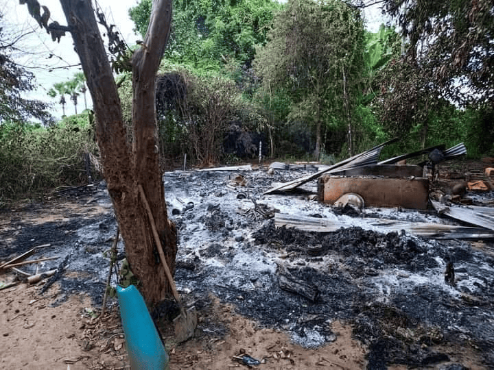 PDFစခန်းအား မီးရှို့ဖျက်ဆီးသွားပြီးနောက် တွေ့ရစဥ် ဓာတ်ပုံ-မုံရွာမြို့နယ် သတင်းမှန်ပြန်ကြားရေး