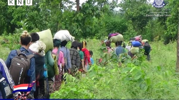 ကရင်ပြည်နယ်ရှိ စစ်ဘေးရှောင်ပြည်သူများအား တွေ့ရစဉ်၊ ဓာတ်ပုံ - KNU