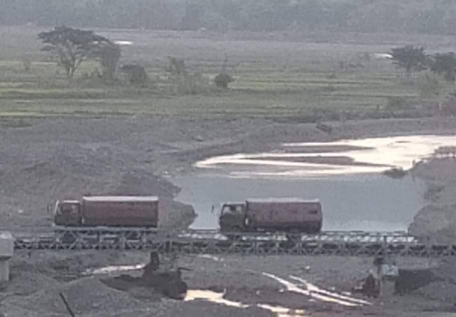 (ကျောက်ထုဒေသတွင် စစ်ကောင်စီယာဉ်များသွားလာနေစဉ်)