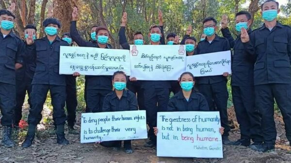 KSP တပ်ဖွဲ့ဝင် ပြည်သူ့ရဲဘော်များအား တွေ့ရစဥ်၊ ဓာတ်ပုံ-​ပေးပို့
