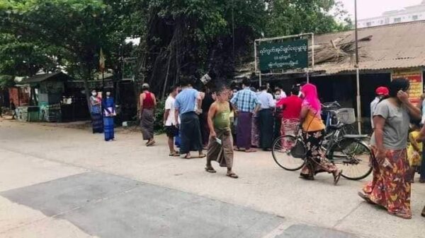 မြောက်ဥက္ကလာပမြို့နယ်ရှိ အုပ်ချုပ်ရေးမှူးရုံးတစ်ရုံတွင် ဧည့်စာရင်းတိုင်သူအချို့အား တွေ့ရစဥ်(ပုံဟောင်း)