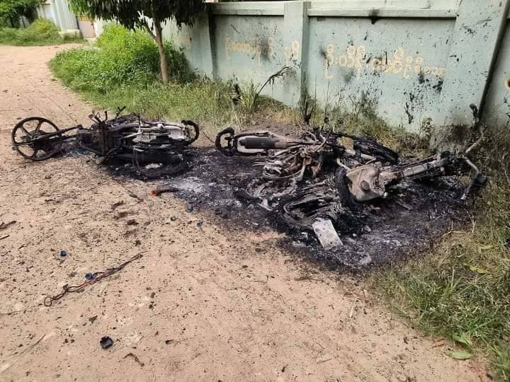 အကြမ်းဖက်စစ်တပ်ကဖုတ္ထန်းတောရွာအတွင်း မီးရှို့မွေနှောက်ဖျက်ဆီးသွားစဥ်။ ဓာတ်ပုံ - ပအဖ