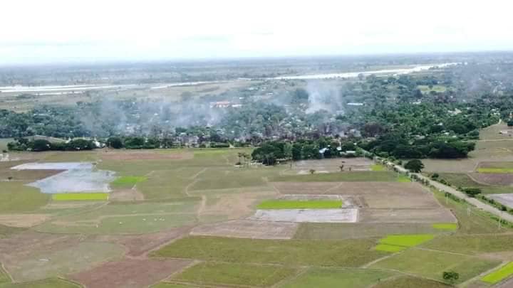 မီးရှို့ဖျက်ဆီးခံရသော မူးကမ်းကြီး၊ ဆူးတပ်ရွာနှင့် ထွက်ပြေးတိမ်းရှောင်နေရသည့် ဒီပဲယင်းနယ်ခံများ၊ ဓာတ်ပုံ- ဒီပဲယင်းမြို့နယ်စစ်ရှောင်ထောက်ပံ့ရေးအဖွဲ့၊ ဒီပဲယင်းမြို့နယ် ညီနောင်များ