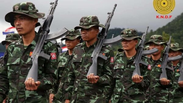 KNDFမှ ရဲဘော်များအား တွေ့ရစဥ်၊ ဓာတ်ပုံ - KNDF
