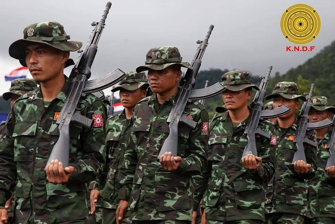 KNDFမှ ရဲဘော်များအား တွေ့ရစဥ်၊ ဓာတ်ပုံ - KNDF