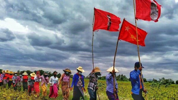 (မတ္တရာမြို့နယ် အရှေ့ပိုင်းရှိ တောင်သူများက စစ်အာဏာရှင်ဆန့်ကျင်ကြောင်း ဇူလိုင် ၂ ရက်က ချီတက်ဆန္ဒပြနေစဉ်။ ဓာတ်ပုံ-CJ)