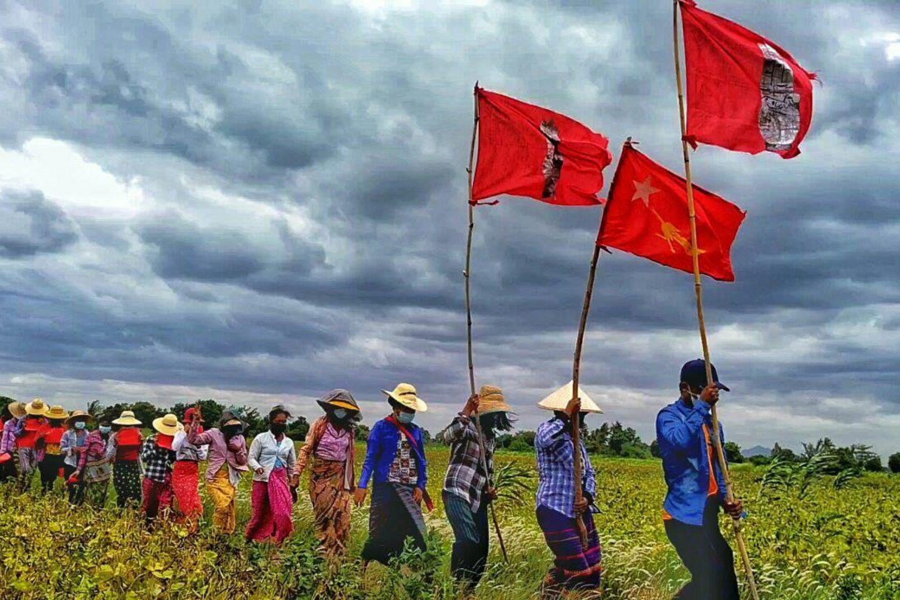 (မတ္တရာမြို့နယ် အရှေ့ပိုင်းရှိ တောင်သူများက စစ်အာဏာရှင်ဆန့်ကျင်ကြောင်း ဇူလိုင် ၂ ရက်က ချီတက်ဆန္ဒပြနေစဉ်။ ဓာတ်ပုံ-CJ)
