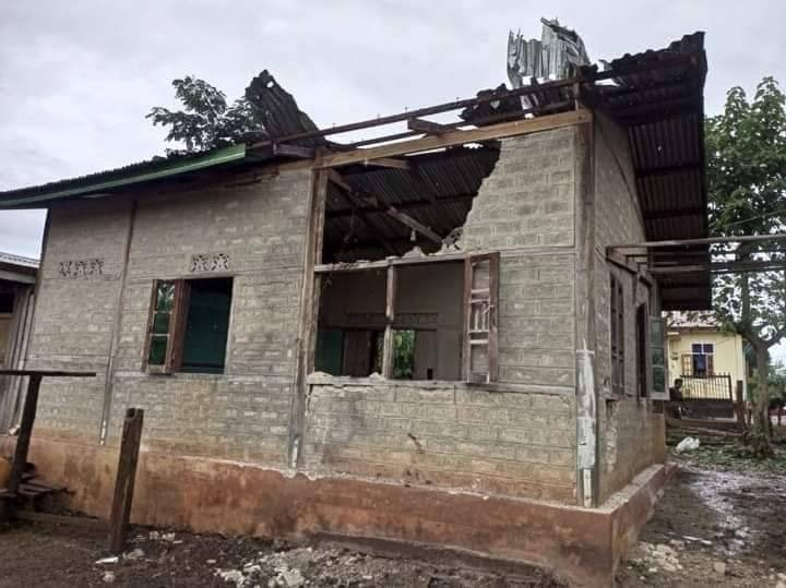 (လေကြောင်းတိုက်ခိုက်ခံရမှုကြောင့် ပျက်စီးသွားသော နေအိမ်များအား တွေ့ရစဥ်၊ ဓာတ်ပုံ - CJ)