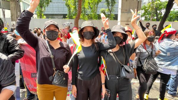 ထိုင်းရောက်မြန်မာလုပ်သားများ စစ်အာဏာရှင်ဆန့်ကျင်ရေး မြန်မာသံရုံးရှေ့၌ ဆန္ဒပြနေစဥ်၊ ဓာတ်ပုံ - People's Spring