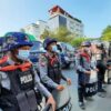 (ရန်ကုန်မြို့ရှိ NLD ပါတီရုံးချုပ်ကို လာရောက်ဝိုင်းဝန်းပိတ်ဆို့နေသော ရဲများကို ၂၀၂၁ ဖေဖော်ဝါရီ ၁၅ရက်က တွေ့ရစဉ်၊ဓာတ်ပုံ - CJ)