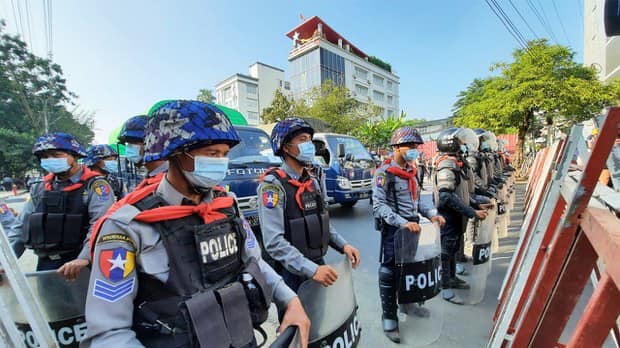 (ရန်ကုန်မြို့ရှိ NLD ပါတီရုံးချုပ်ကို လာရောက်ဝိုင်းဝန်းပိတ်ဆို့နေသော ရဲများကို ၂၀၂၁ ဖေဖော်ဝါရီ ၁၅ရက်က တွေ့ရစဉ်၊ဓာတ်ပုံ - CJ)