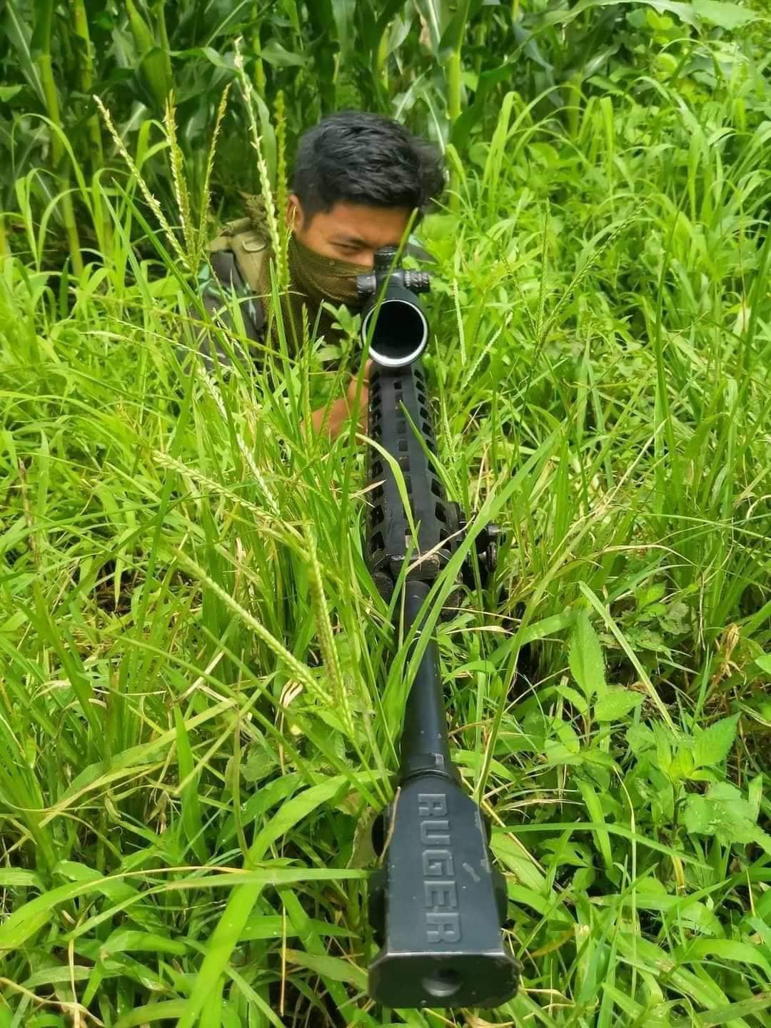 (အလယ်ပိုင်းတိုင်းအထူးစစ်ဆင်‌ရေးအဖွဲ့ စနိုက်ပါအဖွဲ့မှ ရဲဘော်တစ်ဦးက ရန်သူအားပစ်ခတ်ရန်ချိန်ရွယ်နေစဉ်၊ ဓာတ်ပုံ - အလယ်ပိုင်းတိုင်းအထူးစစ်ဆင်‌ရေးအဖွဲ့)