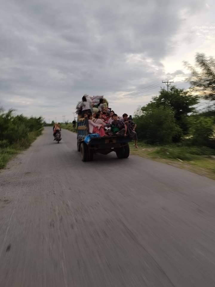(ထွက်ပြေးတိမ်းရှောင်နေရသော ပြည်သူများအား တွေ့ရစဥ်၊ ဓာတ်ပုံ- ဒီပဲယင်းမြို့နယ်ပြည်သူ့အုပ်ချုပ်ရေးအဖွဲ့)