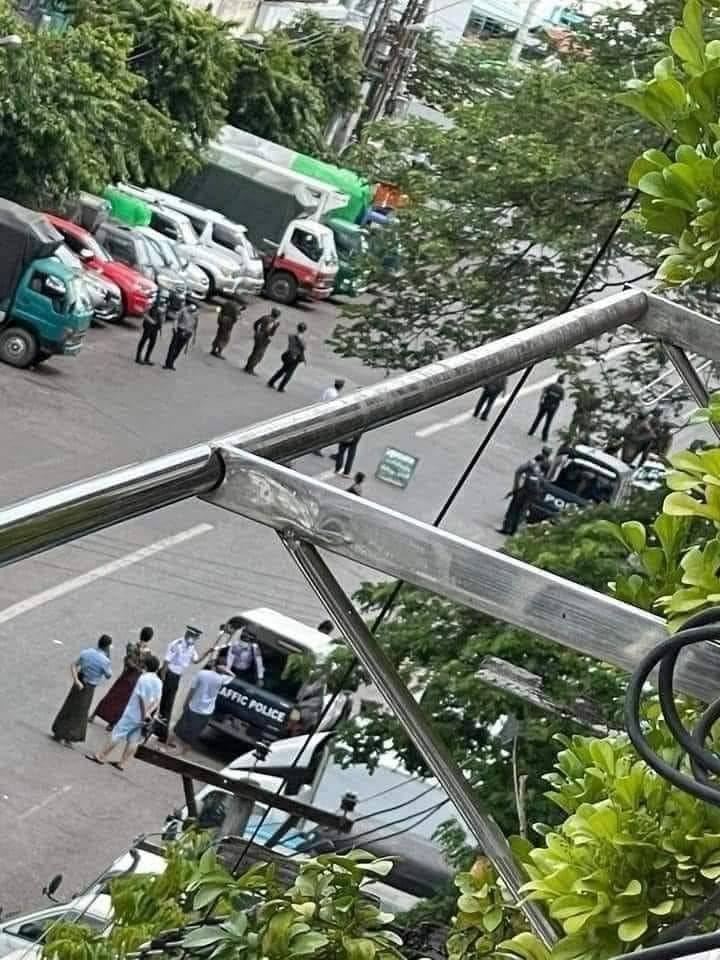 (သင်္ဃန်းကျွန်းမြို့နယ်အတွင်း အကြမ်းဖက်စစ်ကောင်စီတပ်က လမ်းပိတ်ဆိုး ဖမ်းဆီးစစ်ဆေးမှုများလုပ်ဆောင်နေစဥ်(ပုံအဟောင်းကို အသုံးပြုထားပါသည်)