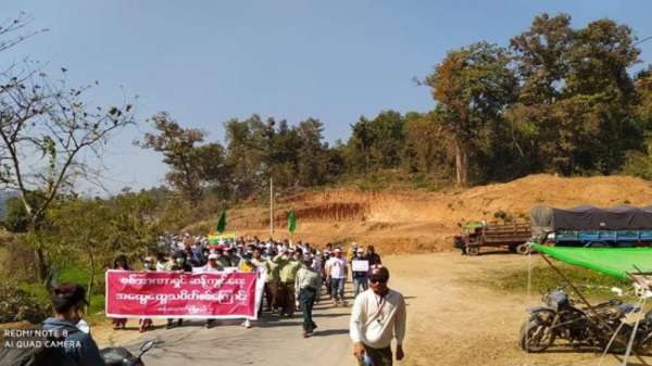 (ဗန်းမောက်မြို့တွင် ဌာနပေါင်းစုံပါဝင်သည့် စစ်အာဏာရှင်ဆန့်ကျင်ရေး လူထုလှုပ်ရှားမှုကို ၂၀၂၁ ဖေဖော်ဝါရီလ ၁၁ ရက် နံနက်ပိုင်းက ပြုလုပ်နေစဥ်၊ ဓာတ်ပုံ - CJ)