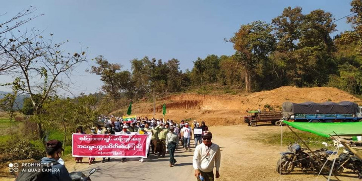(ဗန်းမောက်မြို့တွင် ဌာနပေါင်းစုံပါဝင်သည့် စစ်အာဏာရှင်ဆန့်ကျင်ရေး လူထုလှုပ်ရှားမှုကို ၂၀၂၁ ဖေဖော်ဝါရီလ ၁၁ ရက် နံနက်ပိုင်းက ပြုလုပ်နေစဥ်၊ ဓာတ်ပုံ - CJ)