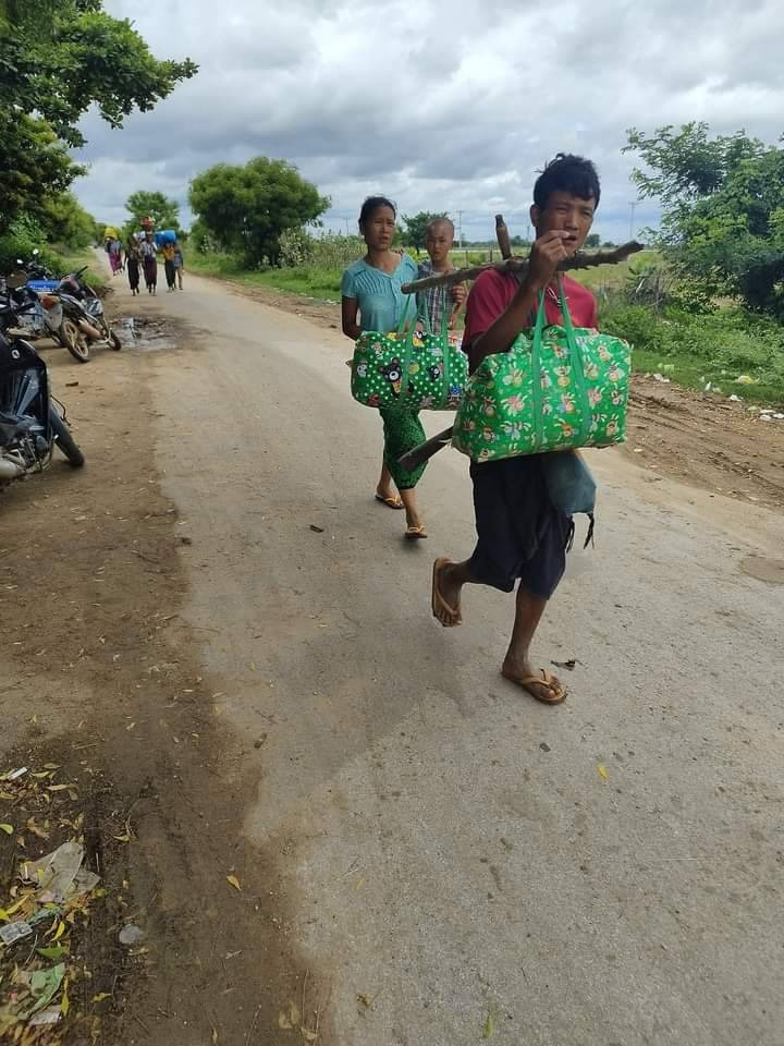 (ထွက်ပြေးတိမ်းရှောင်နေရသော ပြည်သူများအား တွေ့ရစဥ်၊ ဓာတ်ပုံ- ဒီပဲယင်းမြို့နယ်ပြည်သူ့အုပ်ချုပ်ရေးအဖွဲ့)